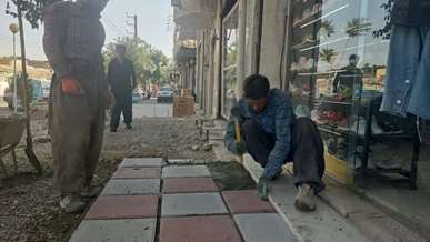 عملیات جدول‌گذاری و کف‌فرش خیابان شهدا سنندج به روایت تصویر